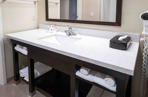 Raisin Hotel | Comfort Suites Fresno River Park