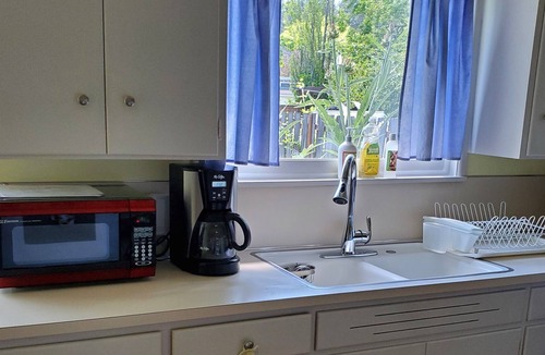 Southeast Eugene House | Comfortable 2 bedroom close to U of Oregon, downtown, buses, shops & hospitals.