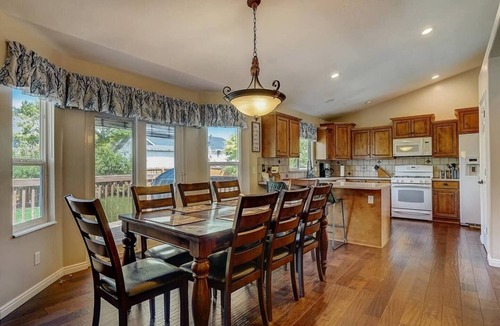 West Jordan House | Comfortable Family-Sized Home w/4br 3 bath, ping pong, fast wifi and hot tub!