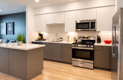 Lyon Street Apartment | Comfortable Home Wuth Pool Gym 10 Min to Disneyland