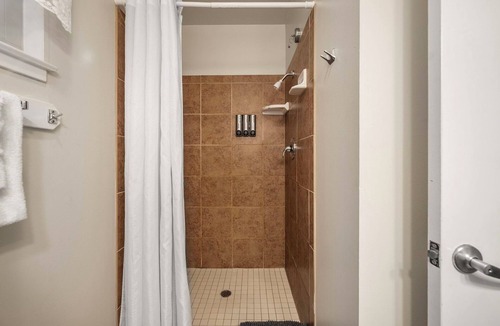 Glencoe Hotel | Comfortable Lodge Room 18 with Extra Amenities (queen, pet-friendly)