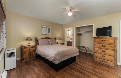 Glencoe Hotel | Comfortable Lodge Room 17 with Extra Amenities (queen, pet-friendly)