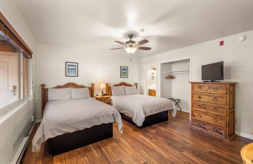 Glencoe Hotel | Comfortable Lodge Room 13 with Extra Amenities (2 doubles, pet-friendly)