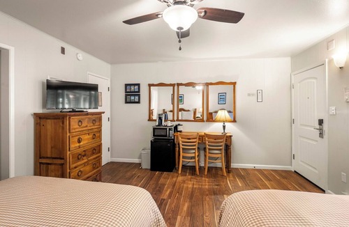 Glencoe Hotel | Comfortable Lodge Room 12 with Extra Amenities (2 doubles, no pets)