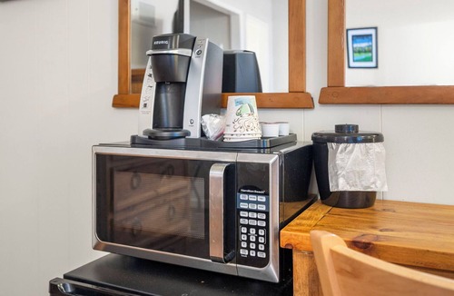 Glencoe Hotel | Comfortable Lodge Room 12 with Extra Amenities (2 doubles, no pets)
