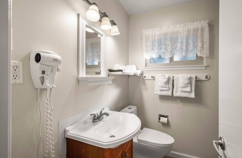 Glencoe Hotel | Comfortable Lodge Room 7 with Extra Amenities (queen, no pets)