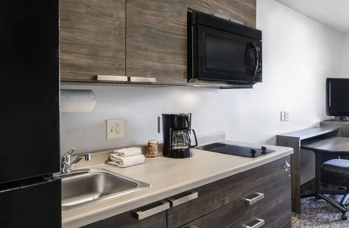 Redding Hotel | Comfortable Redding Stay Close to Parks, Trails & Local Attractions