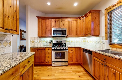 Sunriver House | Comfortable townhome with private hot tub & shared pool - SHARC passes included