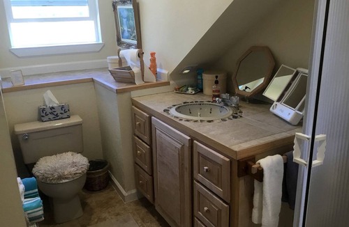 Penn Valley Cabin | Comfortable Upper Floor Mountain Getaway in Penn Valley, California