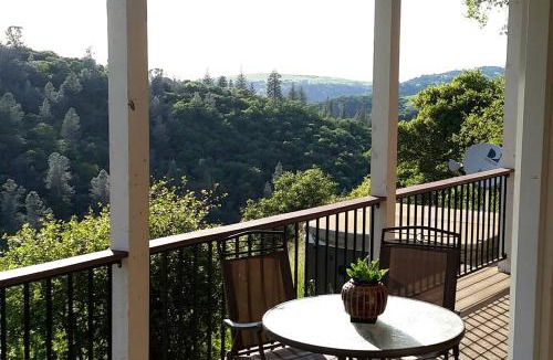 Penn Valley Cabin | Comfortable Upper Floor Mountain Getaway in Penn Valley, California
