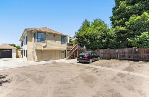 Paradise Park Apartment | Comfy 2BR Minutes to UC Berkeley Campus, Major Hospitals with Parking