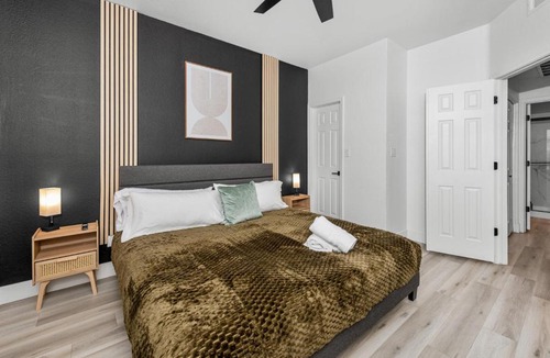 North Scottsdale Apartment | Comfy 2BR-Pool, Yoga Rm, Gym, Cabanas, BBQ,Prkng