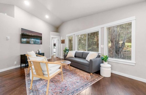 Bend House | Comfy, Cozy, Conveniently Located 3br/2ba House