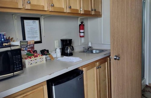 Meadview Cabin | Comfy Vacation Rental with Wi-Fi and Kitchenette in Meadview, Arizona