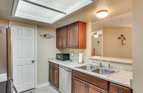 Laughlin Condo | Community Pool & Gym: Apt 5 Mi to Laughlin Casinos