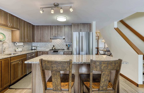 Overlook Park Condo | Condo in Great Location, View of Golf Course & SHARC Passes - Dogs OK
