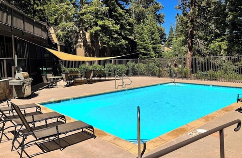 Majestic Pines Condo | Condo near the lifts & golf with access to a pool & hot tub