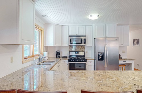 Yosemite National Park House | Condo on the Yosemite boundary with central AC & EV charger