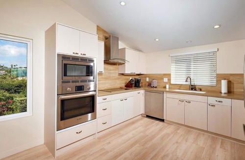 Solana Beach House | Contemporarily Designed Property by the Ocean with Fabulous Views !