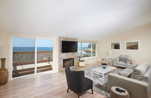 Solana Beach House | Contemporarily Designed Property by the Ocean with Fabulous Views !