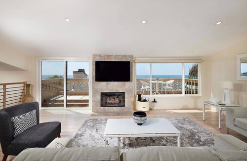 Solana Beach House | Contemporarily Designed Property by the Ocean with Fabulous Views !