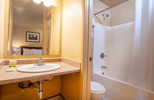 Madras Hotel | Convenient Room Near Indian Head Casino – Pet-Friendly & Free Parking
