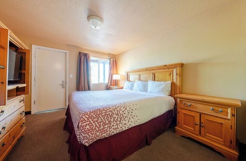 Madras Hotel | Convenient Room w/Free Parking – Perfect for Budget Travelers + Pet-Friendly