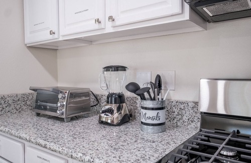 Raisin House | Conveniently located to Airport and Downtown