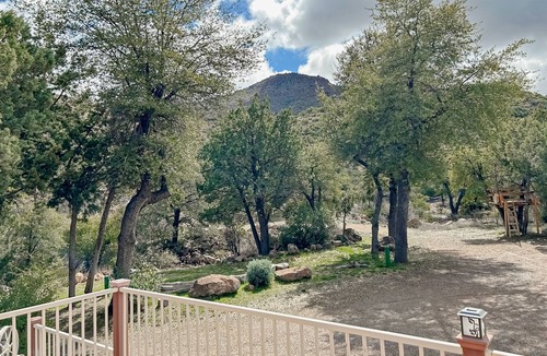 Miami Cabin | Cool getaway near lake & National Forest with treehouse & outdoor entertainment