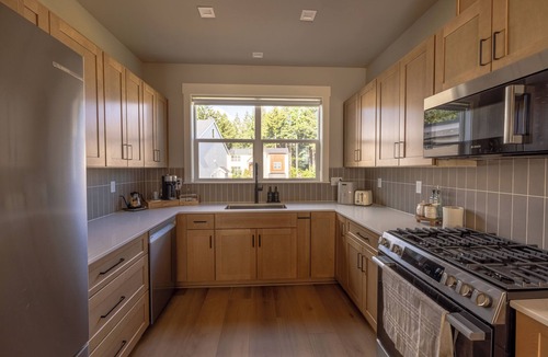 Beaverton House | “Cooper Mtn Retreat Chef Kitchen Mt. Hood View Sleep 6 Nike & Intel”