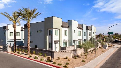 Villa De Paz House | Copper Sky Townhome - Pool & Gym