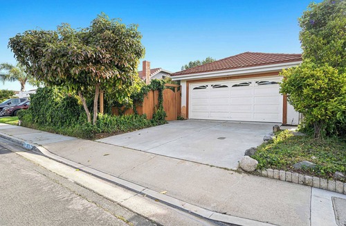 Westside Costa Mesa House | Costa mesa 4 bedroom home with Jacuzzi large yard next to a park.