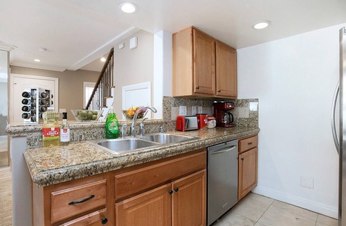 Westside Costa Mesa Apartment | Costa Mesa -newport- Patio - Free Parking-cm-2