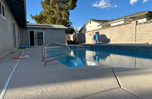 Green Valley North House | Cosy 3-bedroom Getaway with Pool - 12 min from Strip