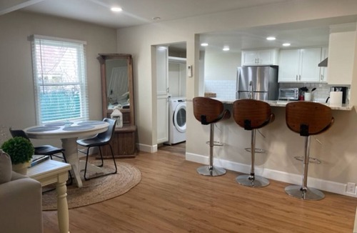 Jacksonville Cottage | Cottage A in Jacksonville is a great getaway