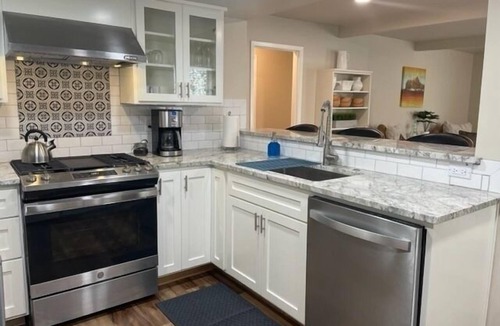 Jacksonville Cottage | Cottage A in Jacksonville is a great getaway