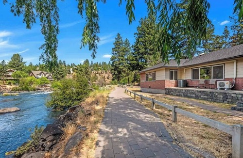 Bend Condo | Cottage along Deschutes River Trail w Epic Views