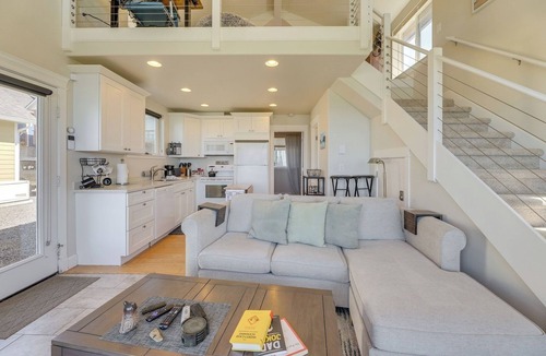 Oregon Coast Cottage | Cottage at the Beach! Dog Friendly and Free EV Charging with beach access.