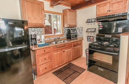 Big Bear Lake House | Cottage in the Pines - Close to Ski Slopes, Fireplace, Deck, Barbecue