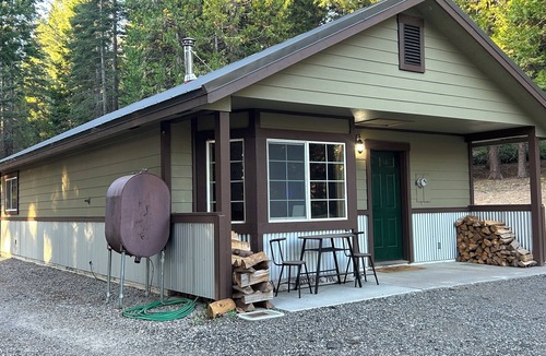 Mount Shasta Cottage | Cottage in the woods, Mt. Shasta