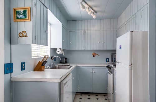 Gleneden Beach Cottage | Cottage near the beach perfect for a couple with deck, grill, & fireplace