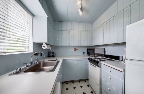 Gleneden Beach Cottage | Cottage near the beach perfect for a couple with deck, grill, & fireplace