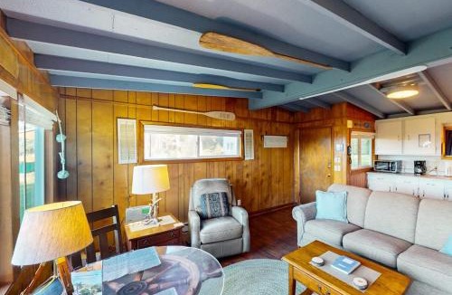 Yachats House | Cottage with Panoramic Ocean Views in Quiet Area - Dogs OK