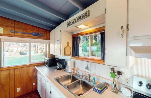 Yachats House | Cottage with Panoramic Ocean Views in Quiet Area - Dogs OK