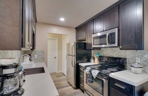 Pleasanton Condo | Couple's Retreat 2 Mi to Dtwn Pleasanton!