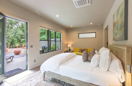 Eldridge Apartment | Couples Getaway, Luxurious Accomodations, Private Yard