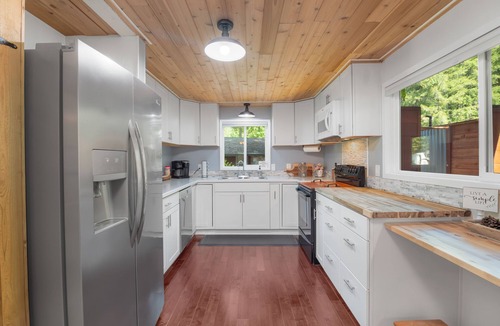 Glide Cabin | Couples Retreat! Every Season-Luxury, River Front, Hot tub and outdoor Shower