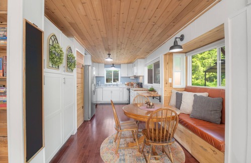 Glide Cabin | Couples Retreat! Every Season-Luxury, River Front, Hot tub and outdoor Shower