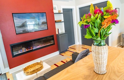 Historic Railroad District House | Courtside Cottage~10-minute walk from OSF~Pet Friendly