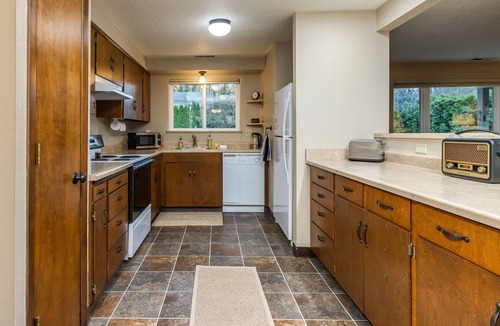 Oak Grove House | Cowboy Cabana! Hot Tub and Ping Pong! Cozy 3 bedroom home.
